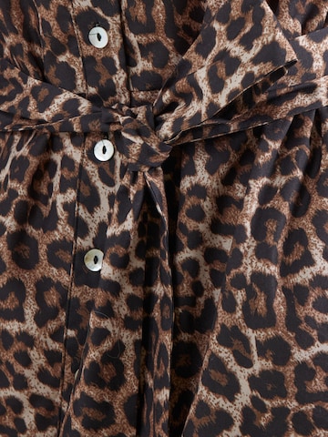 ABOUT YOU Blousejurk 'Frauke' in Bruin