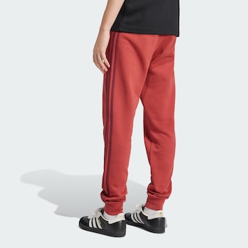 ADIDAS ORIGINALS - Tapered Pantalón 'Adicolor' en rojo