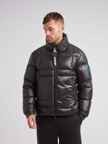 JACK1T Jacke ' EZ Boxed Trichter Puffer Lux ' in Schwarz: Vorderseite