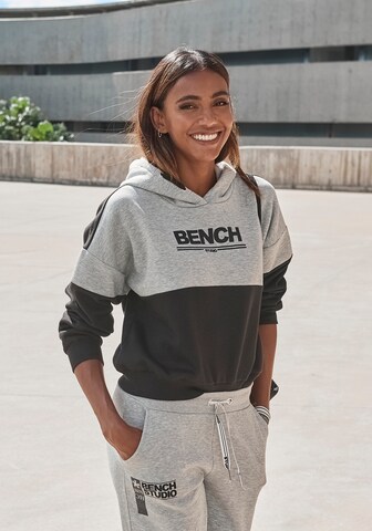 BENCH Sweatshirt in Grijs: voorkant