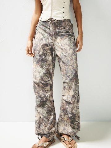 Largi Pantaloni de la Pull&Bear pe maro: față