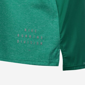 T-Shirt fonctionnel 'Run Division' NIKE en vert