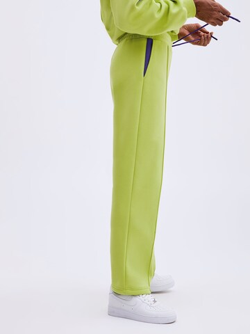 Regular Pantaloni 'Ediz' de la Smiles pe verde