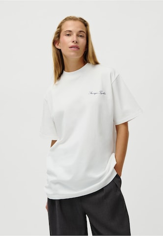 OH APRIL Shirt 'Amara Stronger' in White: front