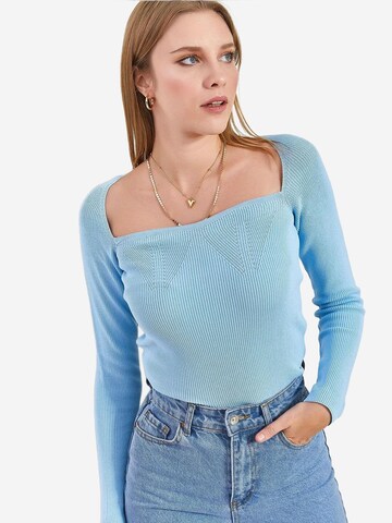 Bianco Lucci Sweater in Blue: front