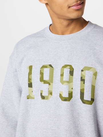 BURTON MENSWEAR LONDON Sweatshirt 'Nineteen Ninety' in Grijs