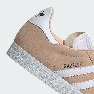 ADIDAS ORIGINALS Trampki niskie 'Gazelle' w kolorze beżowy