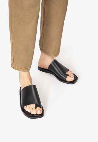 INUOVO T-bar sandals in Black