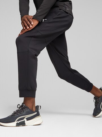 Effilé Pantalon de sport PUMA en noir : devant