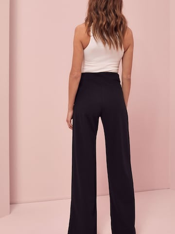 Wide leg Pantaloni con piega frontale di Lipsy in nero