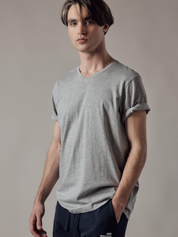 Maglietta 'T-Shirt Scollo a V' di OWN Off With Nature in grigio