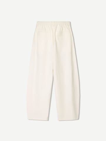 BershkaBaggy Chino hlače - bijela boja