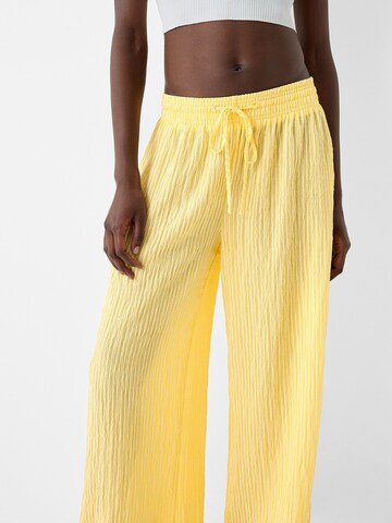 Bershka Szeroka nogawka Spodnie w kolorze żółty