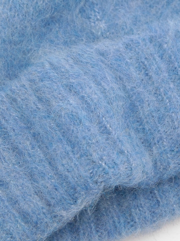 Căciulă de la Pull&Bear pe albastru