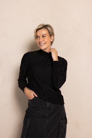 Zhrill Shirt in Black: front