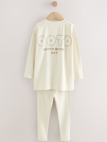 Pijamale de la Next pe bej