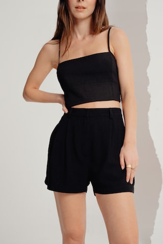 A LOT LESS Regular Pleat-front trousers 'Delia' in Black: front