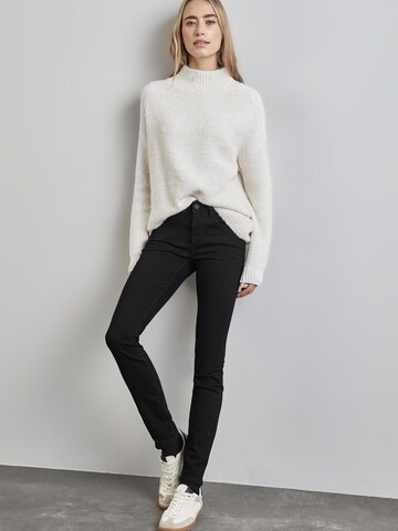 STREET ONE Slimfit Jeans in Schwarz
