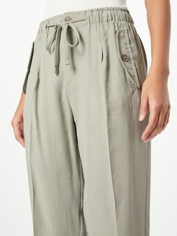 Stitch and Soul Regular Pleated Pants in Green