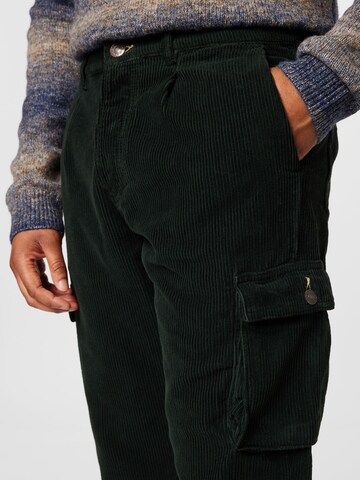 Tapered Pantaloni cargo di COLOURS & SONS in nero