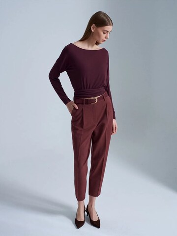 Dilvin Regular Pants in Red: front
