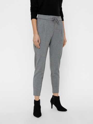 Coupe slim Pantalon 'EVA' Vero Moda Petite en gris : devant