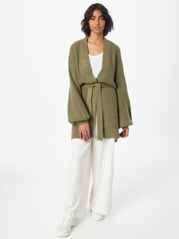 NEW LOOK Knit cardigan in Green: front