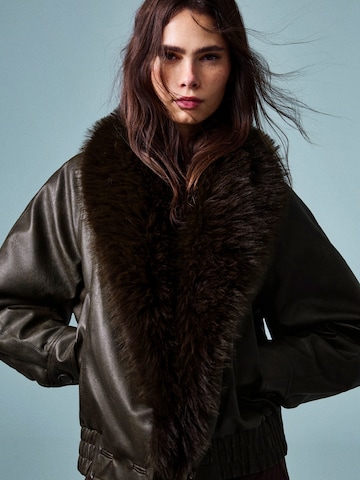 Bershka Tussenjas in Bruin