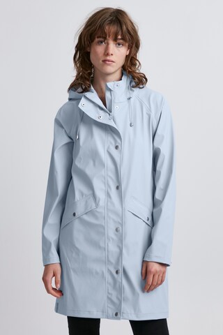 Manteau mi-saison 'IHTAZI JA' ICHI en bleu : devant