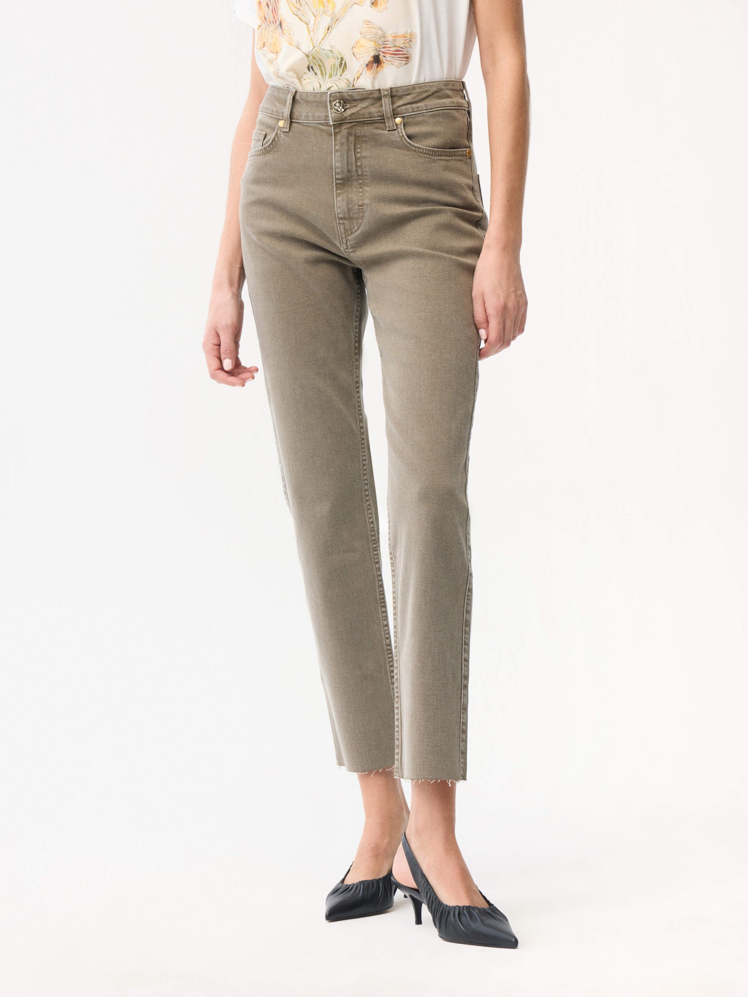 adl Tapered Jeans in Brown