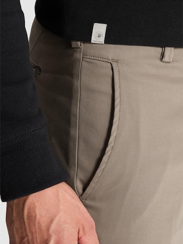 Tapered Pantaloni chino 'Cylas tapered fit chino' di CAST IRON in marrone