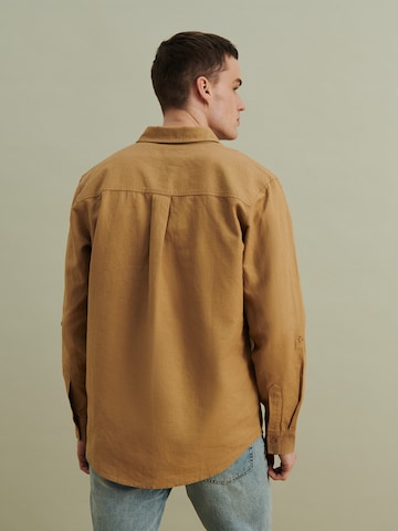 DAN FOX APPAREL جينز مضبوط قميص 'Arthur' بلون بيج