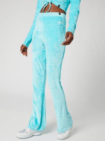 VIERVIER Flared Trousers 'Nora' in Blue: front