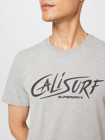 Superdry Тениска 'Cali' в сиво