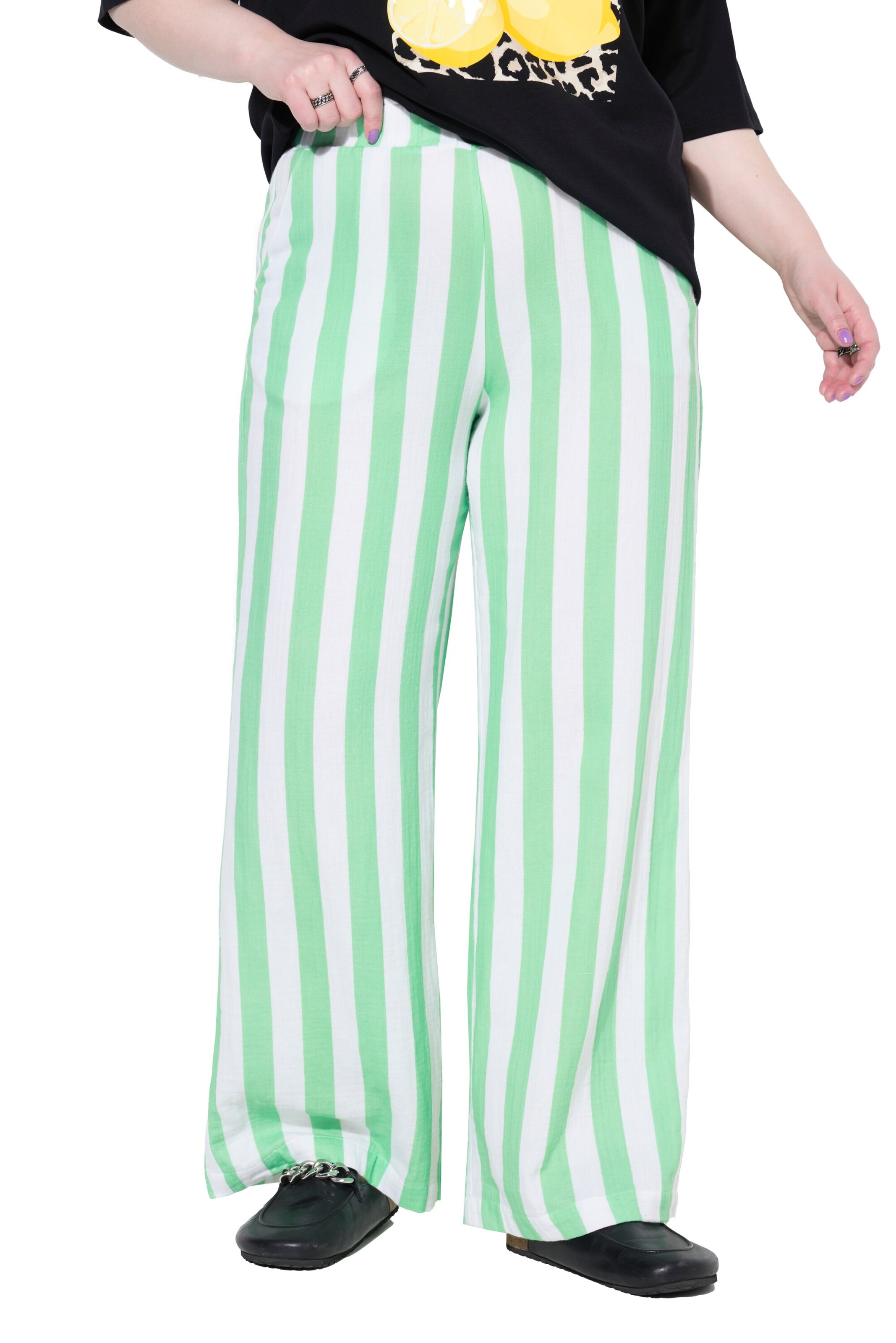 Studio Untold Loose fit Trousers in Green: front