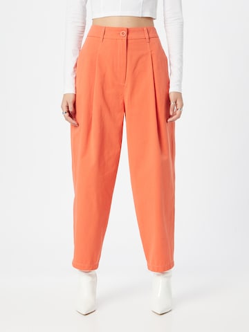 MSCH COPENHAGEN - Tapered Calças com pregas em laranja: frente