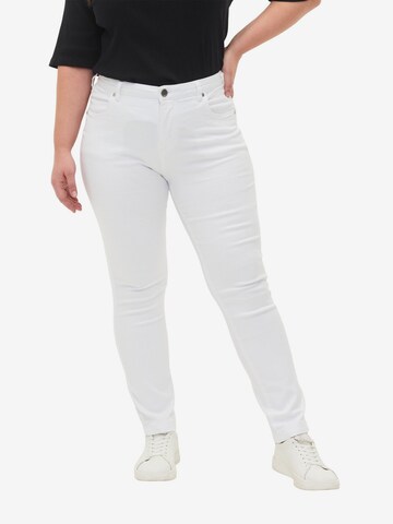 Zizzi Slimfit Jeans in Wit: voorkant