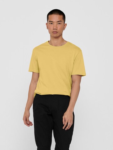 Only & Sons Regular fit T-shirt 'MATT' i gul: framsida
