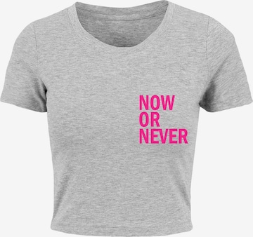 Merchcode T-Shirt 'Now Or Never' in Grau: predná strana