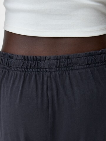 Bershka Wide Leg Hose in Grau