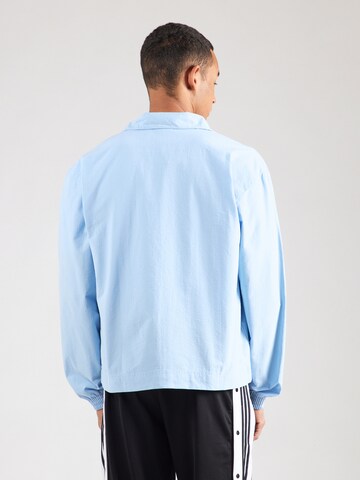 Giacca di mezza stagione 'ESS +' di ADIDAS ORIGINALS in blu