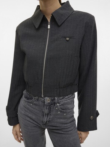 VERO MODA Tussenjas in Grijs