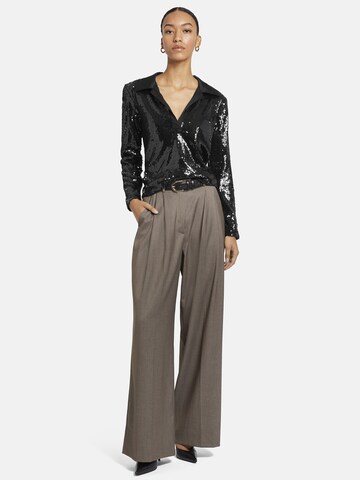 Nicowa Slimfit Anzughose 'ROSCIWO', weites Bein, Bundfalten, Model trägt Größe 34 in Braun