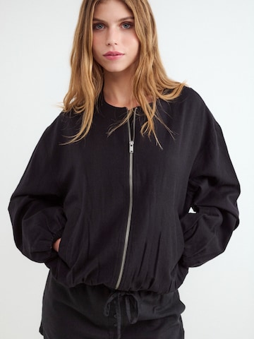 BALMOHK Välikausitakki värissä musta: etupuoli