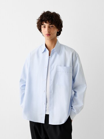 Comfort fit Camicia di Bershka in blu: frontale