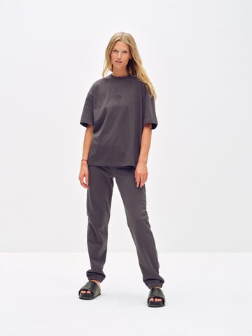 ABOUT YOU x Toni Garrn - Camiseta 'Jenna' en gris
