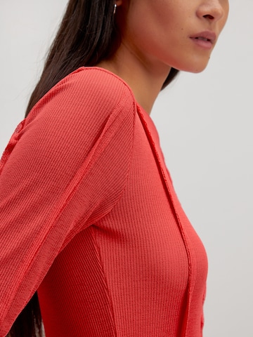 EDITED Tričko 'Halima' – červená