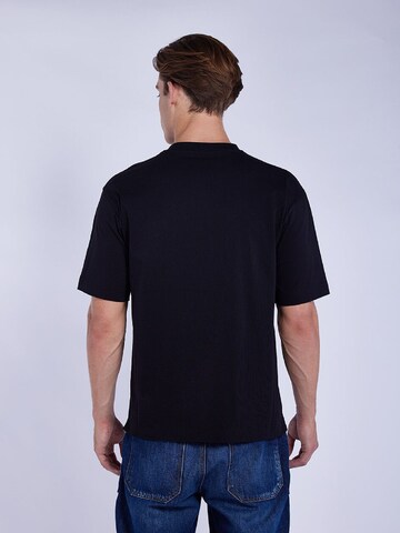 Goldgarn T-Shirt in Schwarz