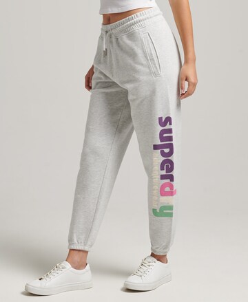 Effilé Pantalon de sport 'Terrain' Superdry en gris