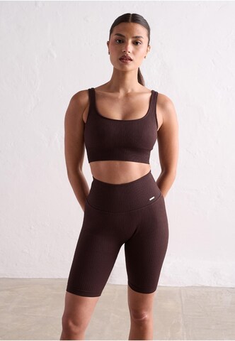 Slimfit Pantaloni sportivi ' ' di Aim'n in marrone: frontale